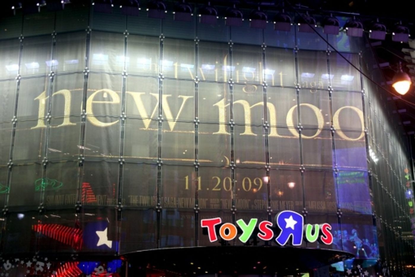 Photo Coverage: 'TWILIGHT: New Moon' Stars Nikki Reed and Kellan Lutz Visit Toys R Us Photo Coverage: 'TWILIGHT: New Moon' Stars Nikki Reed and Kellan Lutz Visit Toys R Us Image