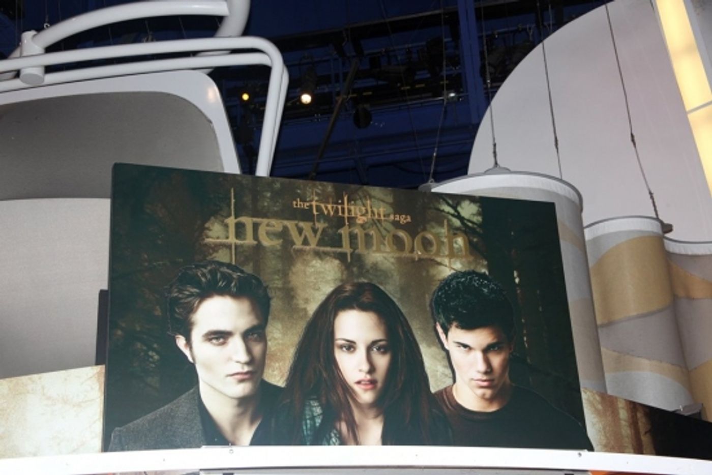 Photo Coverage: 'TWILIGHT: New Moon' Stars Nikki Reed and Kellan Lutz Visit Toys R Us Photo Coverage: 'TWILIGHT: New Moon' Stars Nikki Reed and Kellan Lutz Visit Toys R Us Image