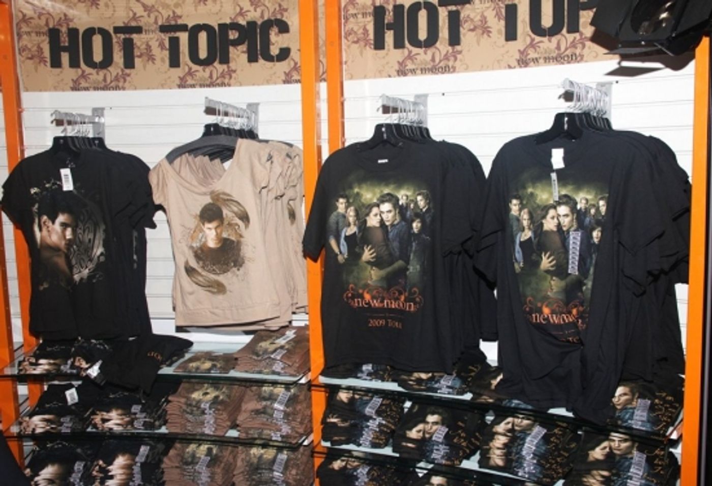 Photo Coverage: 'TWILIGHT: New Moon' Stars Nikki Reed and Kellan Lutz Visit Toys R Us Photo Coverage: 'TWILIGHT: New Moon' Stars Nikki Reed and Kellan Lutz Visit Toys R Us Image