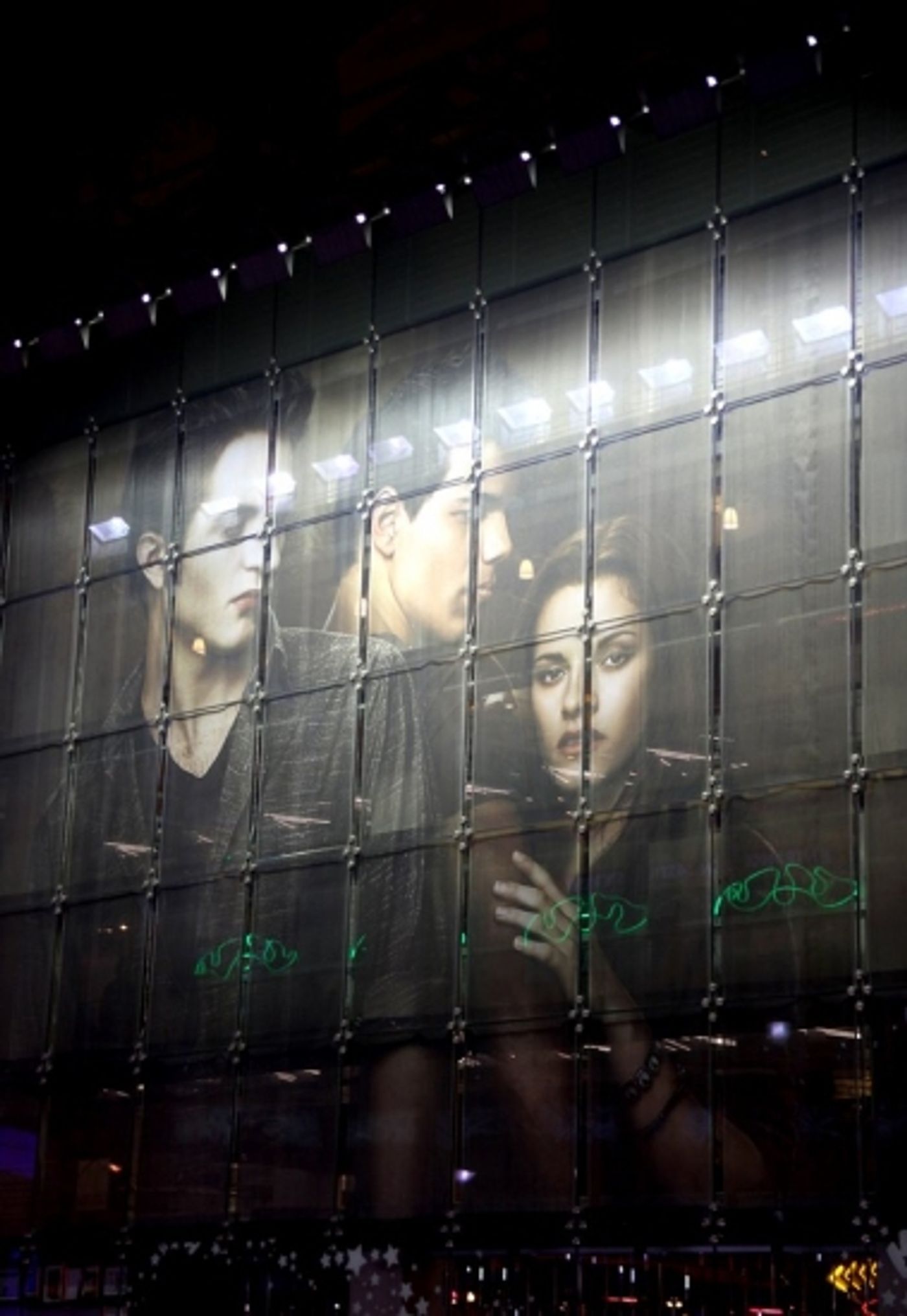 Photo Coverage: 'TWILIGHT: New Moon' Stars Nikki Reed and Kellan Lutz Visit Toys R Us Photo Coverage: 'TWILIGHT: New Moon' Stars Nikki Reed and Kellan Lutz Visit Toys R Us Image