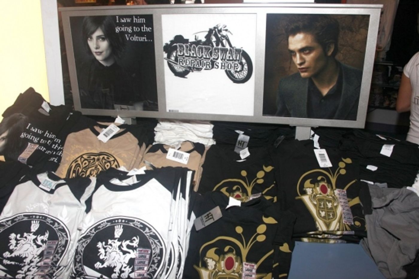 Photo Coverage: 'TWILIGHT: New Moon' Stars Nikki Reed and Kellan Lutz Visit Toys R Us Photo Coverage: 'TWILIGHT: New Moon' Stars Nikki Reed and Kellan Lutz Visit Toys R Us Image