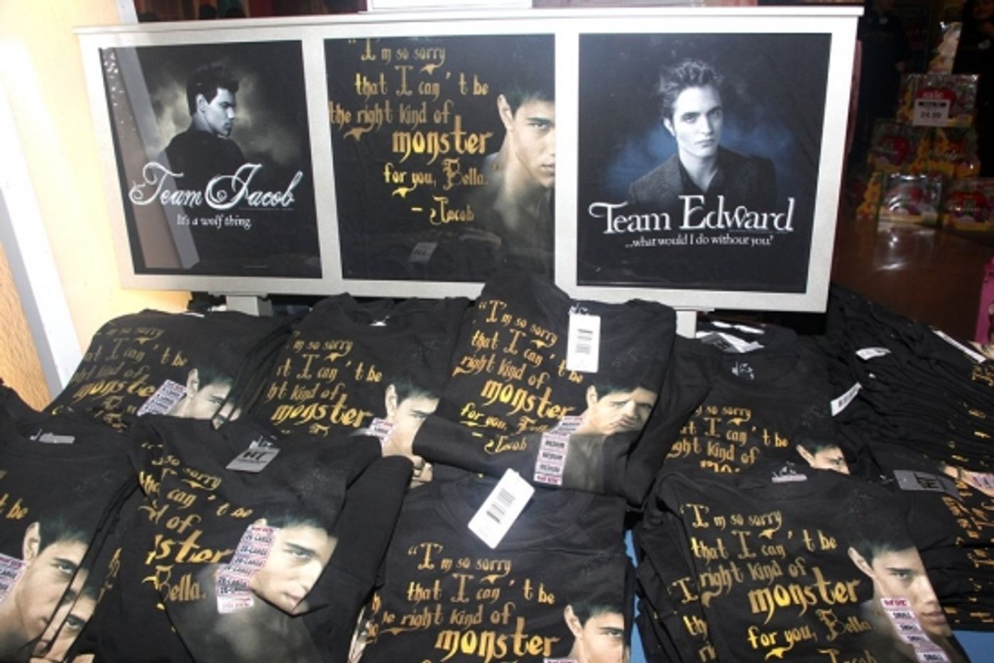 Photo Coverage: 'TWILIGHT: New Moon' Stars Nikki Reed and Kellan Lutz Visit Toys R Us Photo Coverage: 'TWILIGHT: New Moon' Stars Nikki Reed and Kellan Lutz Visit Toys R Us Image