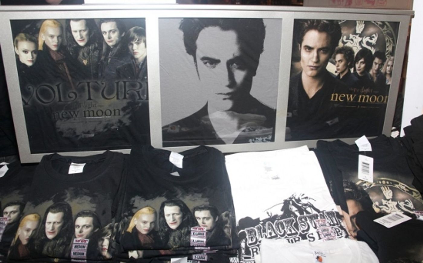 Photo Coverage: 'TWILIGHT: New Moon' Stars Nikki Reed and Kellan Lutz Visit Toys R Us Photo Coverage: 'TWILIGHT: New Moon' Stars Nikki Reed and Kellan Lutz Visit Toys R Us Image