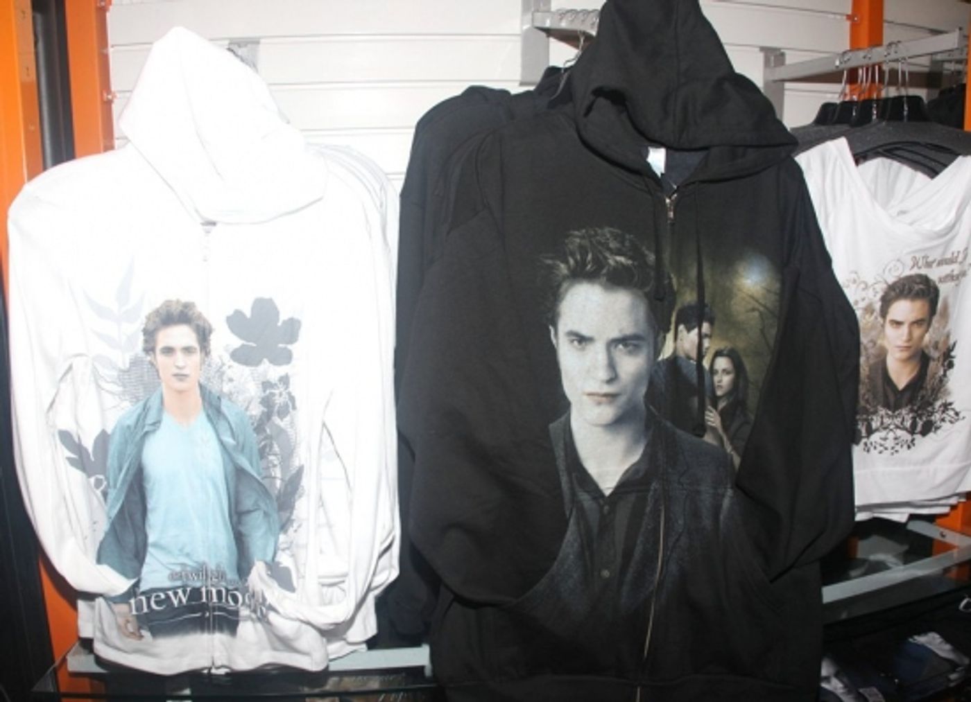 Photo Coverage: 'TWILIGHT: New Moon' Stars Nikki Reed and Kellan Lutz Visit Toys R Us Photo Coverage: 'TWILIGHT: New Moon' Stars Nikki Reed and Kellan Lutz Visit Toys R Us Image