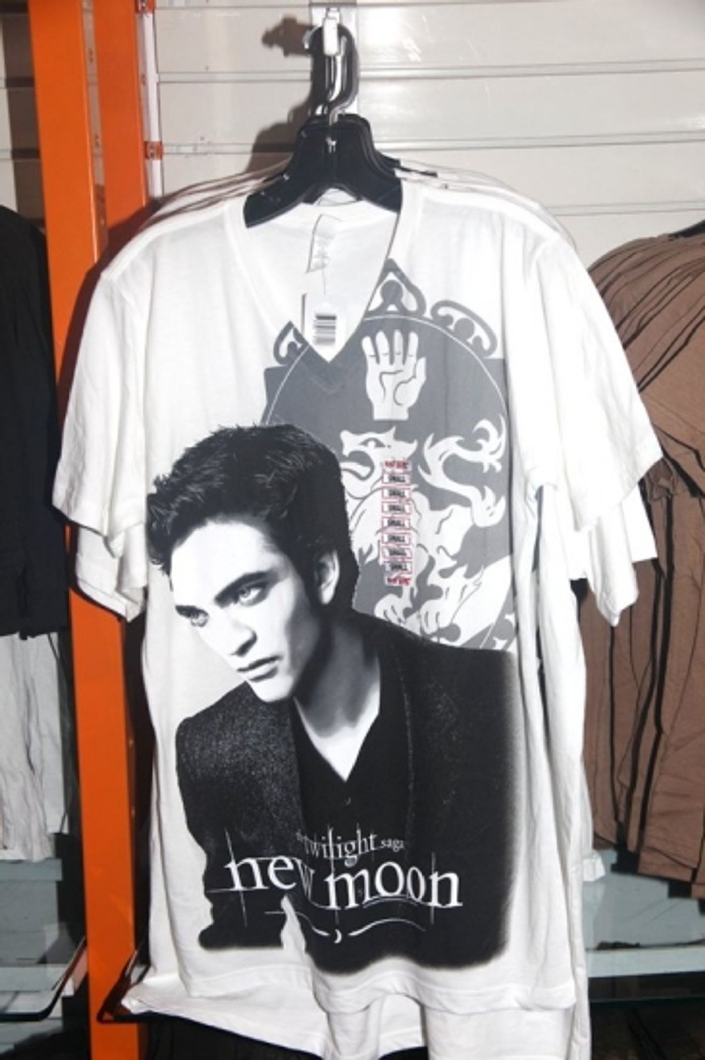 Photo Coverage: 'TWILIGHT: New Moon' Stars Nikki Reed and Kellan Lutz Visit Toys R Us Photo Coverage: 'TWILIGHT: New Moon' Stars Nikki Reed and Kellan Lutz Visit Toys R Us Image