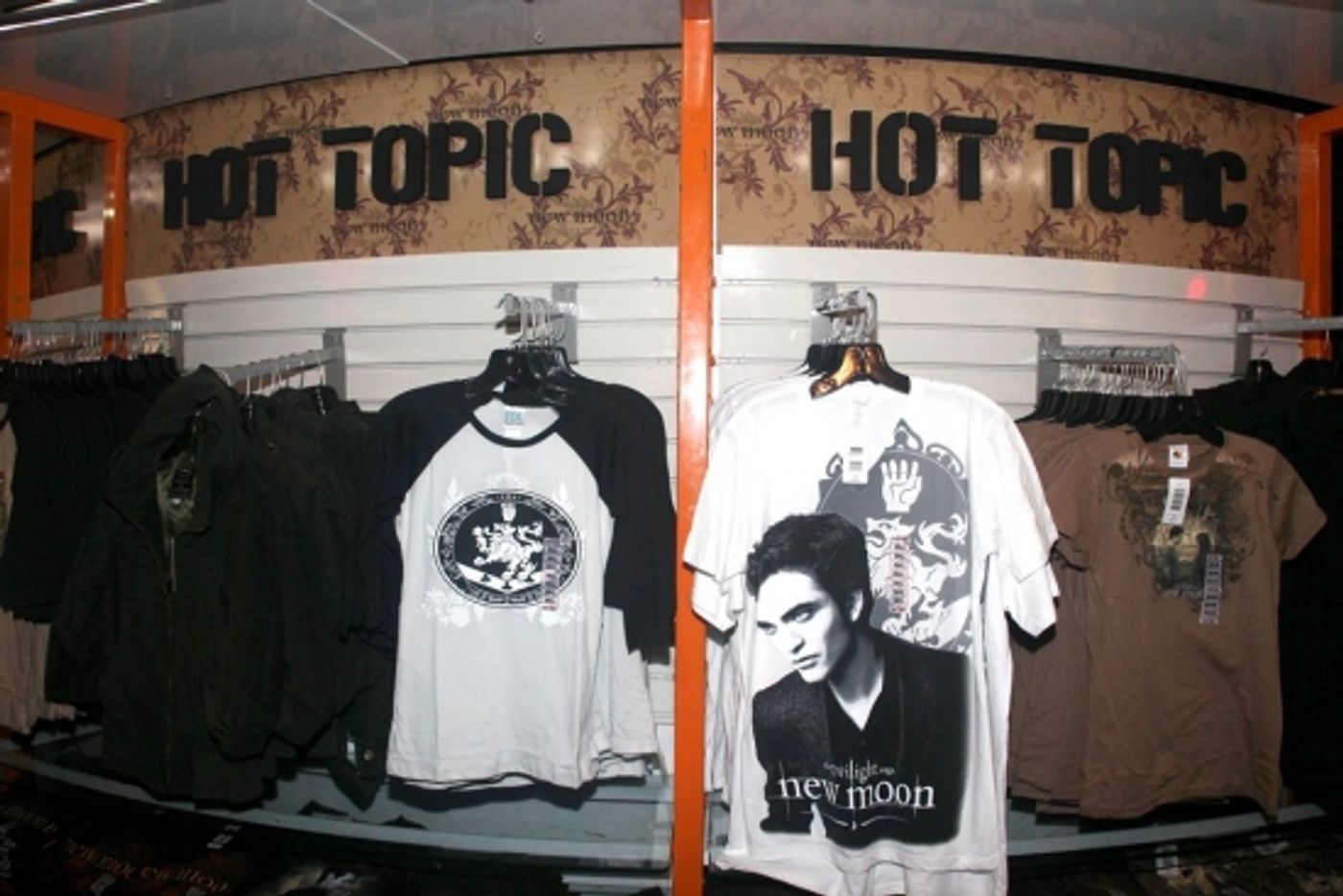 Photo Coverage: 'TWILIGHT: New Moon' Stars Nikki Reed and Kellan Lutz Visit Toys R Us Photo Coverage: 'TWILIGHT: New Moon' Stars Nikki Reed and Kellan Lutz Visit Toys R Us Image