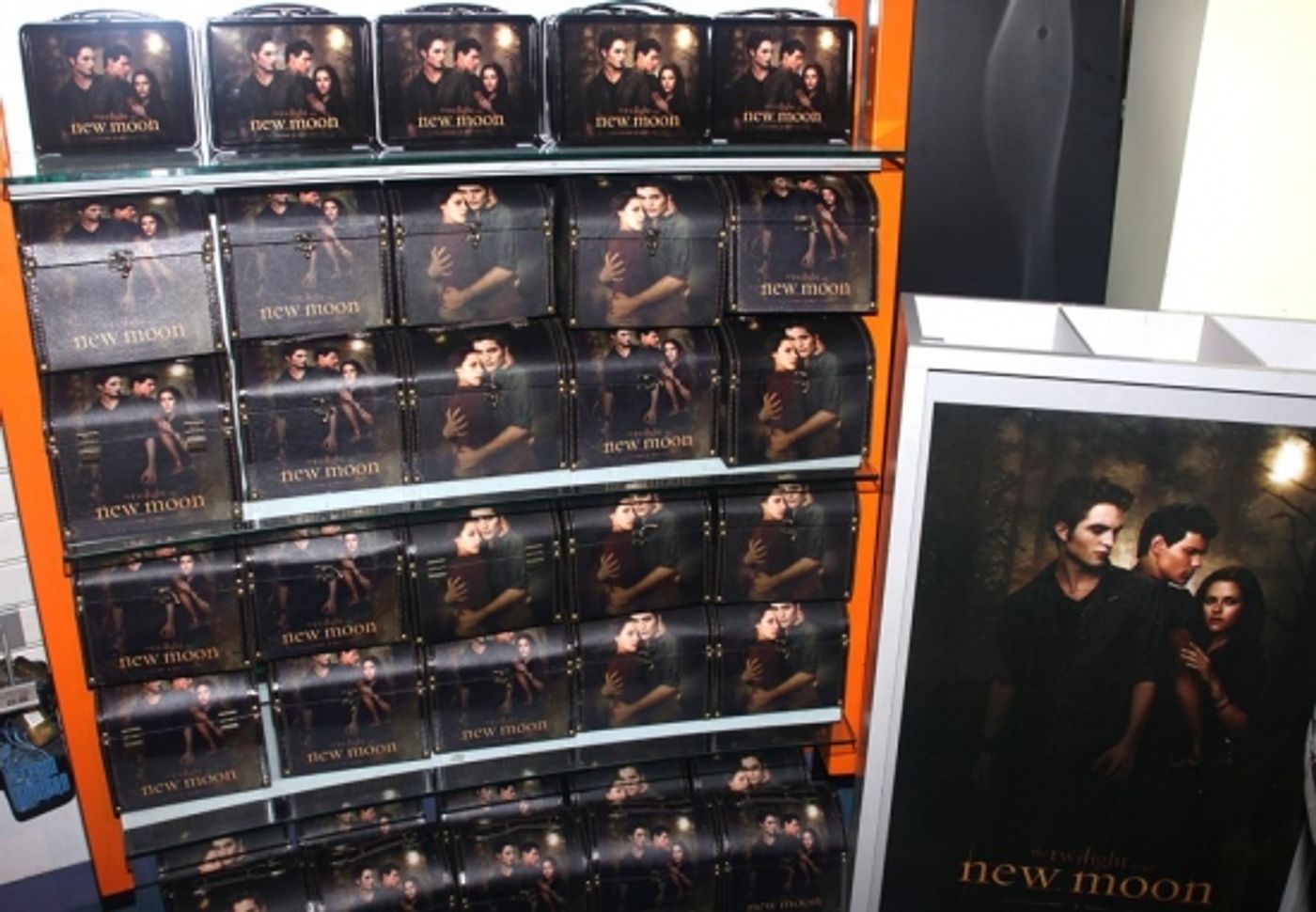 Photo Coverage: 'TWILIGHT: New Moon' Stars Nikki Reed and Kellan Lutz Visit Toys R Us Photo Coverage: 'TWILIGHT: New Moon' Stars Nikki Reed and Kellan Lutz Visit Toys R Us Image