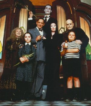  Raul Julia, Anjelica Huston, Christopher Lloyd, Christina Ricci, Dan Hedaya, Elizabe Photo
