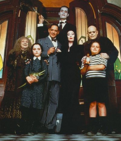  Raul Julia, Anjelica Huston, Christopher Lloyd, Christina Ricci, Dan Hedaya, Elizabe Photo