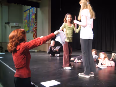 Andrea McArdle working on the Miss Hannigan/Annie scene with students Photo