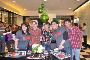 Taylor Trensch, Steffi D. with fans @ BroadwayWorld Taylor Trensch, Steffi D. with fans Photo