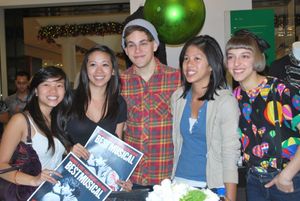 Taylor Trensch, Steffi D. with fans @ BroadwayWorld Taylor Trensch, Steffi D. with fans Photo