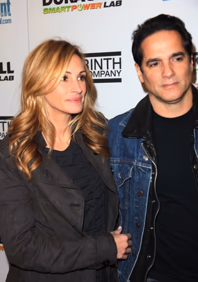 Julia Roberts and Yul Vazquez Photo