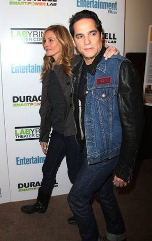 Julia Roberts and Yul Vazquez Photo