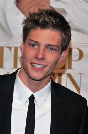  Hunter Parrish  Photo