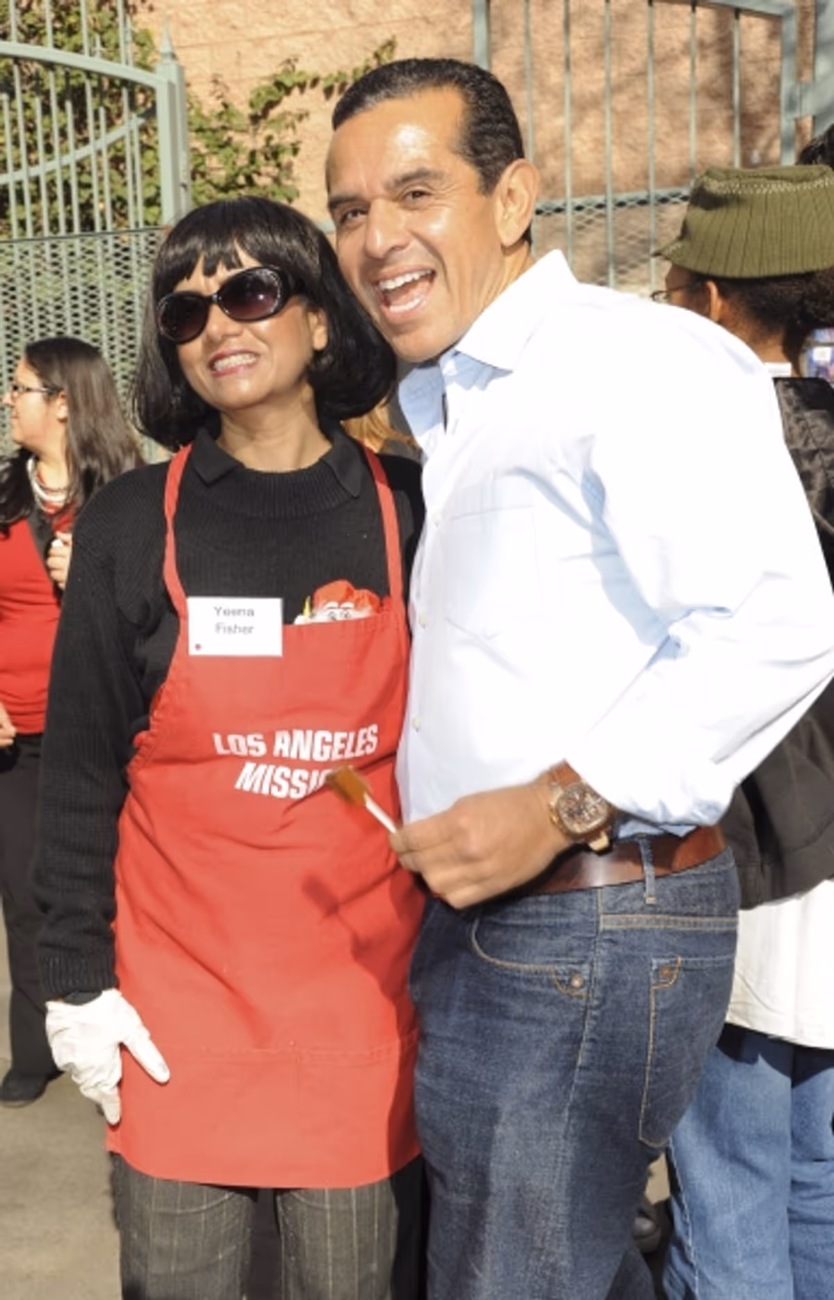 Yeena Fischer and Mayor Antonio Villaraigosa at Corbin Bleu & More Spend Christmas Eve at the L.A. Mission
