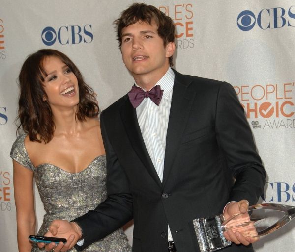  Jessica Alba and Ashton Kutcher  Photo