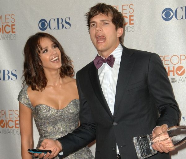  Jessica Alba and Ashton Kutcher  Photo