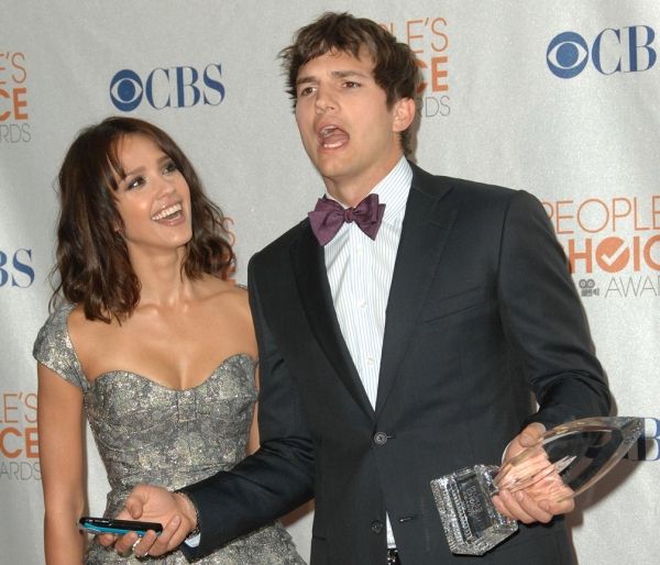  Jessica Alba and Ashton Kutcher  Photo