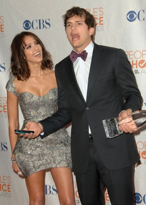  Jessica Alba and Ashton Kutcher  Photo