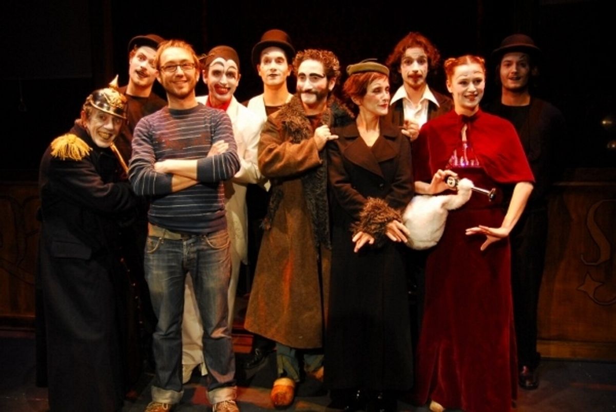 El reparto completo de The Black Rider y su director, VÃ­ctor Alvaro at 