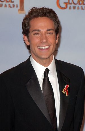  Zachary Levi  Photo