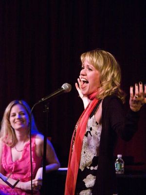 Amanda Yesnowitz & Lauren Kennedy Photo