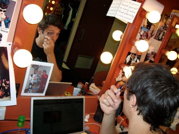 Rob Mills Draws on his Stage Eyebrows Photo