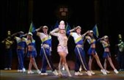 Becky Gulsvig and the cast of "Legally Blonde" Photo