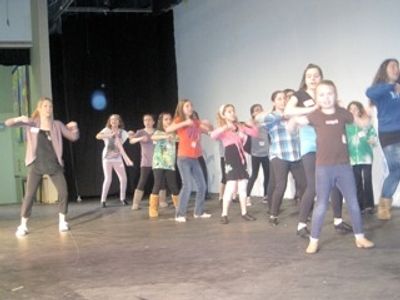 Bailey Hanks teaches children at LEGALLY BLONDE Workshop Photo