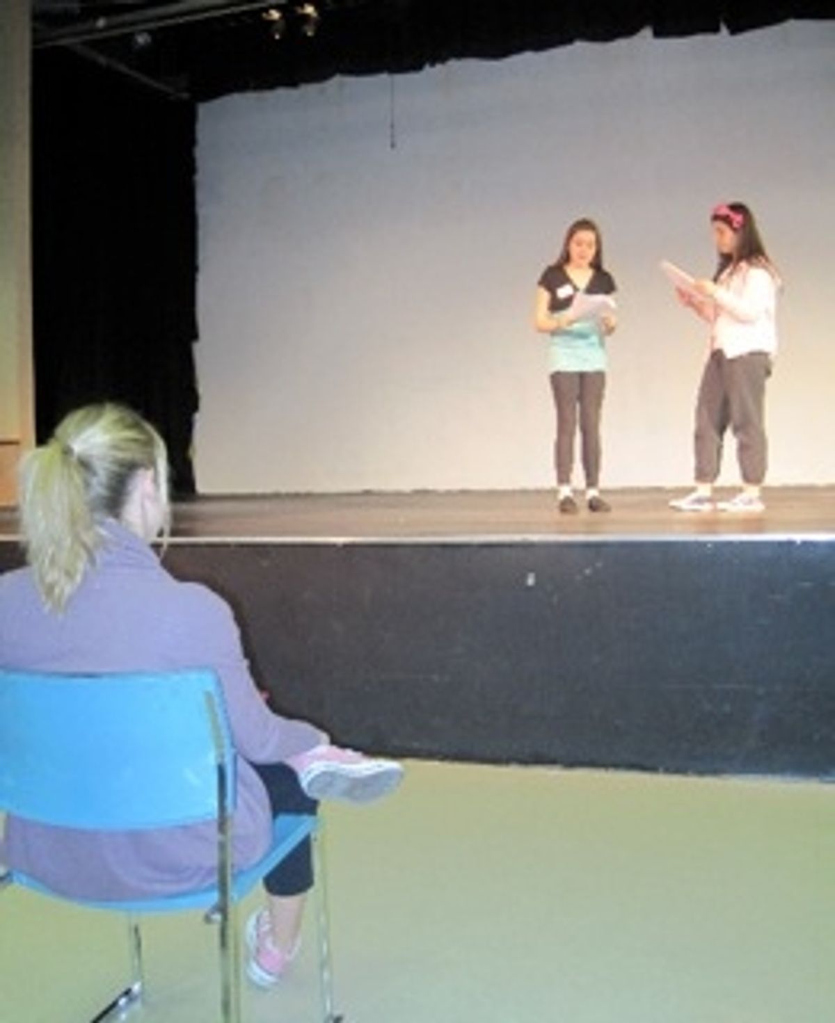 Bailey Hanks teaches children at LEGALLY BLONDE Workshop at 