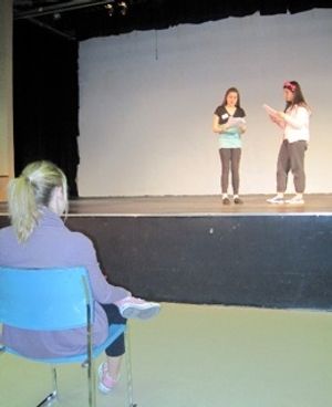 Bailey Hanks teaches children at LEGALLY BLONDE Workshop Photo