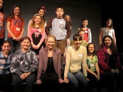 Bailey Hanks teaches children at LEGALLY BLONDE Workshop Photo
