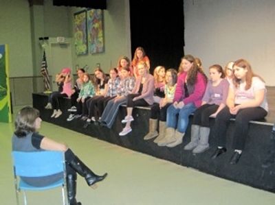 Bailey Hanks teaches children at LEGALLY BLONDE Workshop Photo