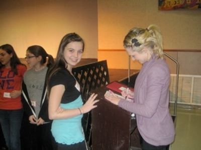 Bailey Hanks teaches children at LEGALLY BLONDE Workshop Photo