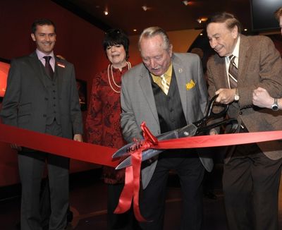 Madame Tussaud's General Manager Adrian Jones, JoAnne Worley, Milt Larsen and Richard Photo