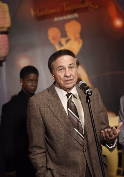 Richard Sherman speaks with wax figure of fellow Oscar winner Denzel Washington behin Photo