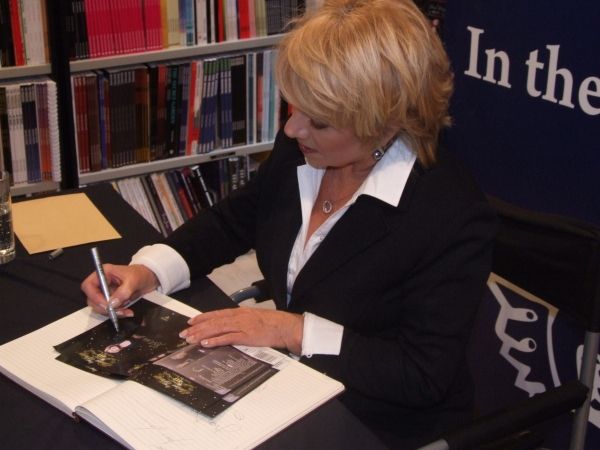 Photo Flash: Elaine Paige Signs Copies of '40 Years' at Dress Circle  Image