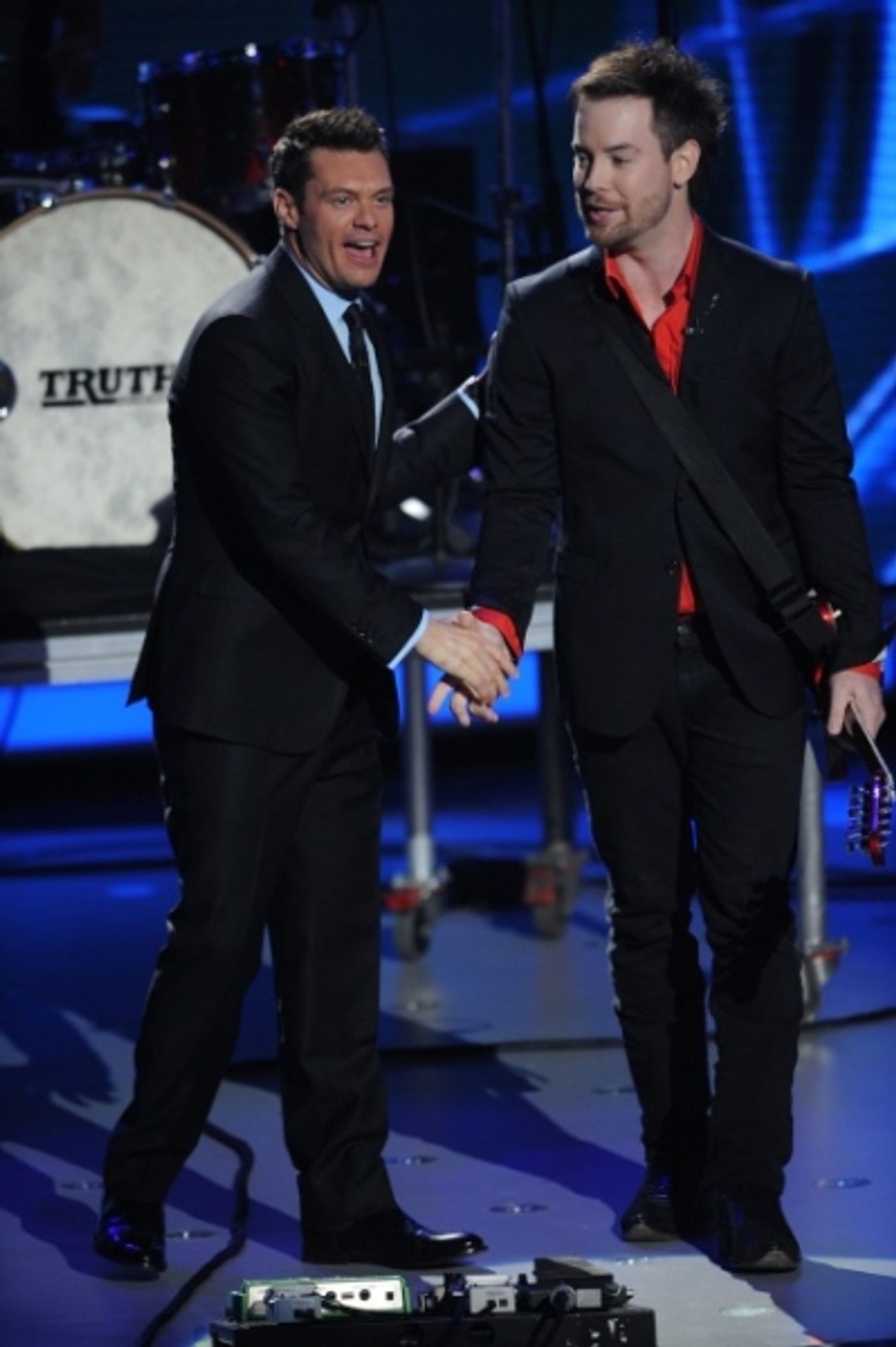 Photo Flash: AMERICAN IDOL's Top 11; David Cook & Ke$ha Perform!  Image