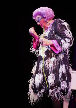 Dame Edna  Photo