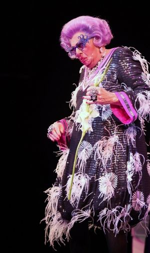 Dame Edna  Photo
