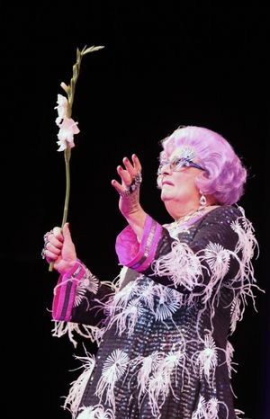 Dame Edna  Photo