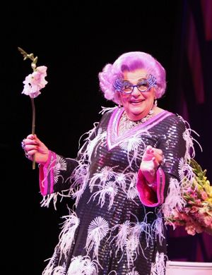 Dame Edna  Photo