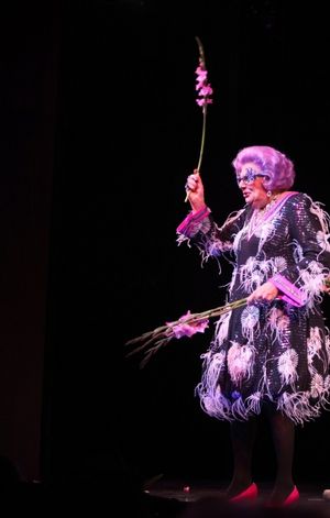 Dame Edna  Photo