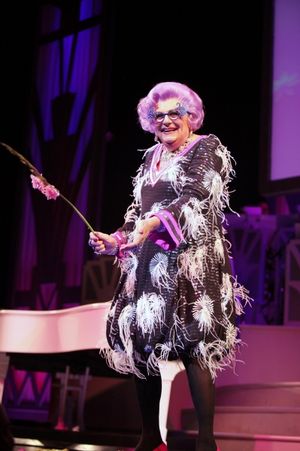 Dame Edna Photo