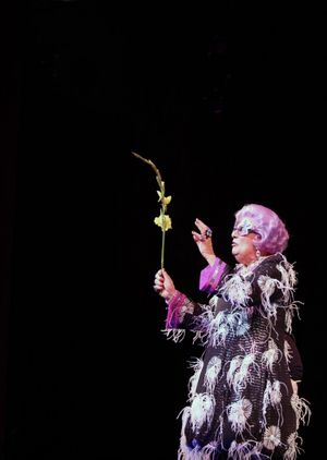 Dame Edna  Photo