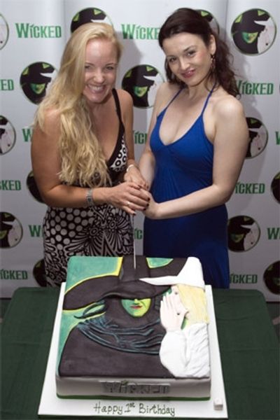 Kerry Ellis and Dianne Pilkington cut Wicked's 1st birthday cake Photo
