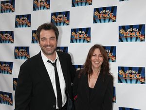 Jon Tenney & girlfriend Photo