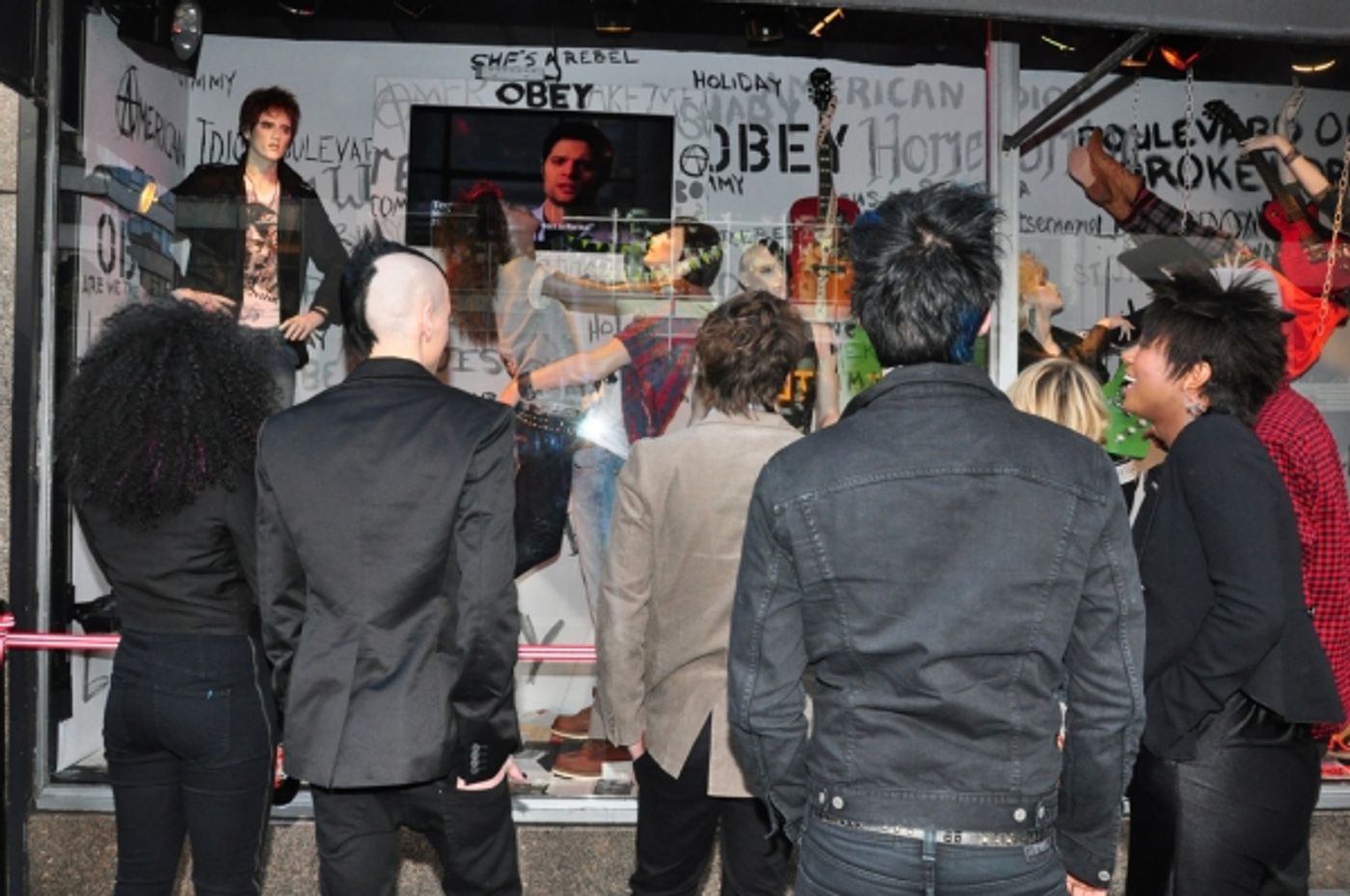 Photos: AMERICAN IDIOT Unveils IDIOT-Themed Windows at Bloomies  Image
