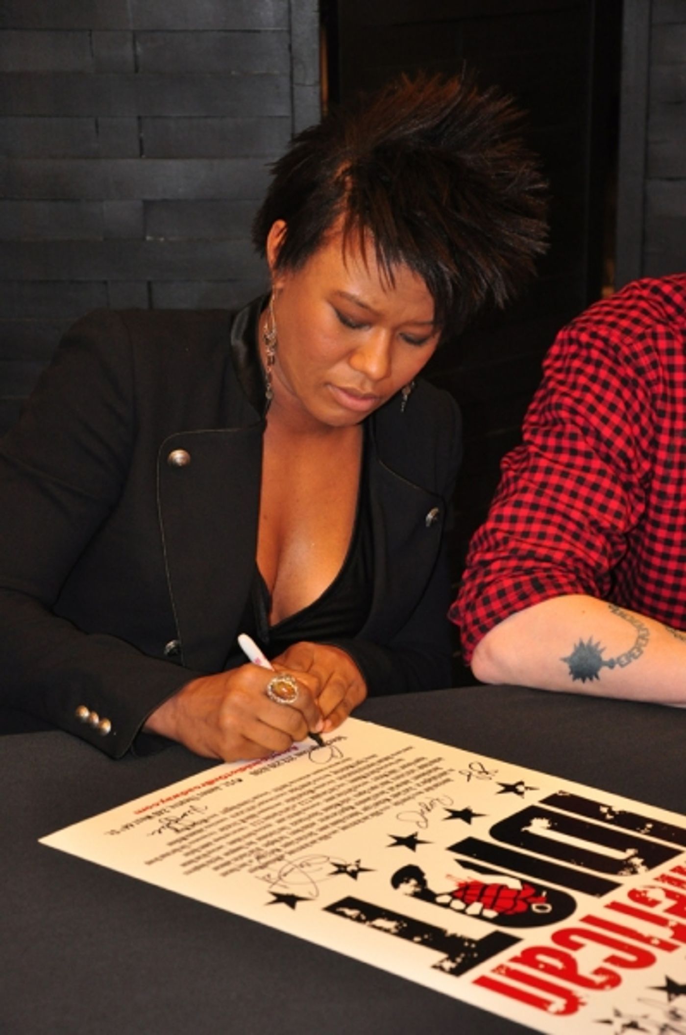 Photos: AMERICAN IDIOT Unveils IDIOT-Themed Windows at Bloomies  Image